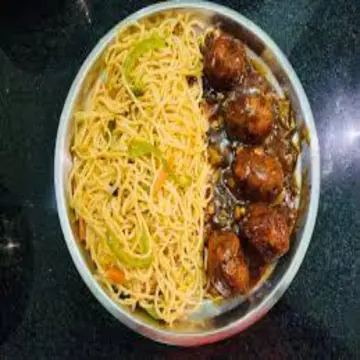 Veg Manchurian Gravy + Veg Hakka Noodles