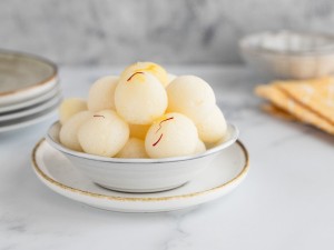 White Rassgulla (2 Pieces)